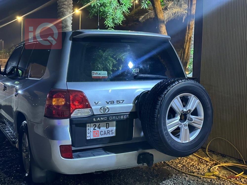 تۆیۆتا لاند کروزەر